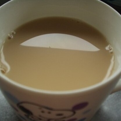 紅茶と牛乳を93歳のおじいさんとの10時の休憩に砂糖をたっぷりと冷え性の私は生姜たっぷりとそれぞれに合わせて作り飲んでいます。